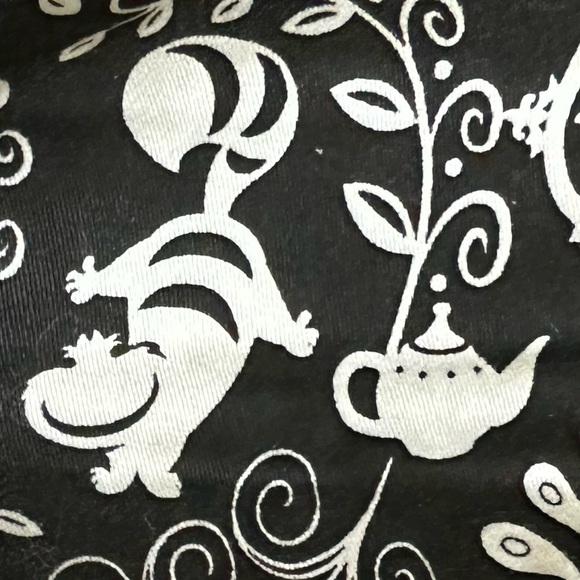 Disney Alice In Wonderland 4 Button Black & White Filigree Denim Shorts Cuffed - Picture 2 of 11